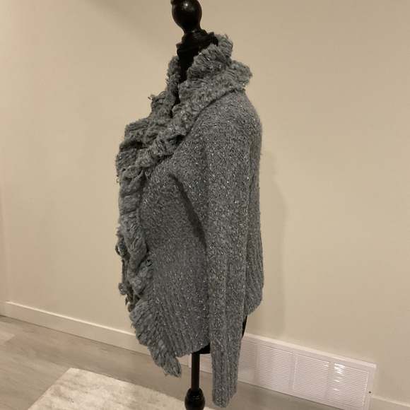 Super soft Gray with flex of white Boucle Open or close Sweater . - Picture 4 of 7